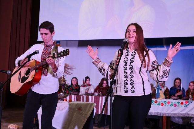 Студенти виконують пісню ''Афини''